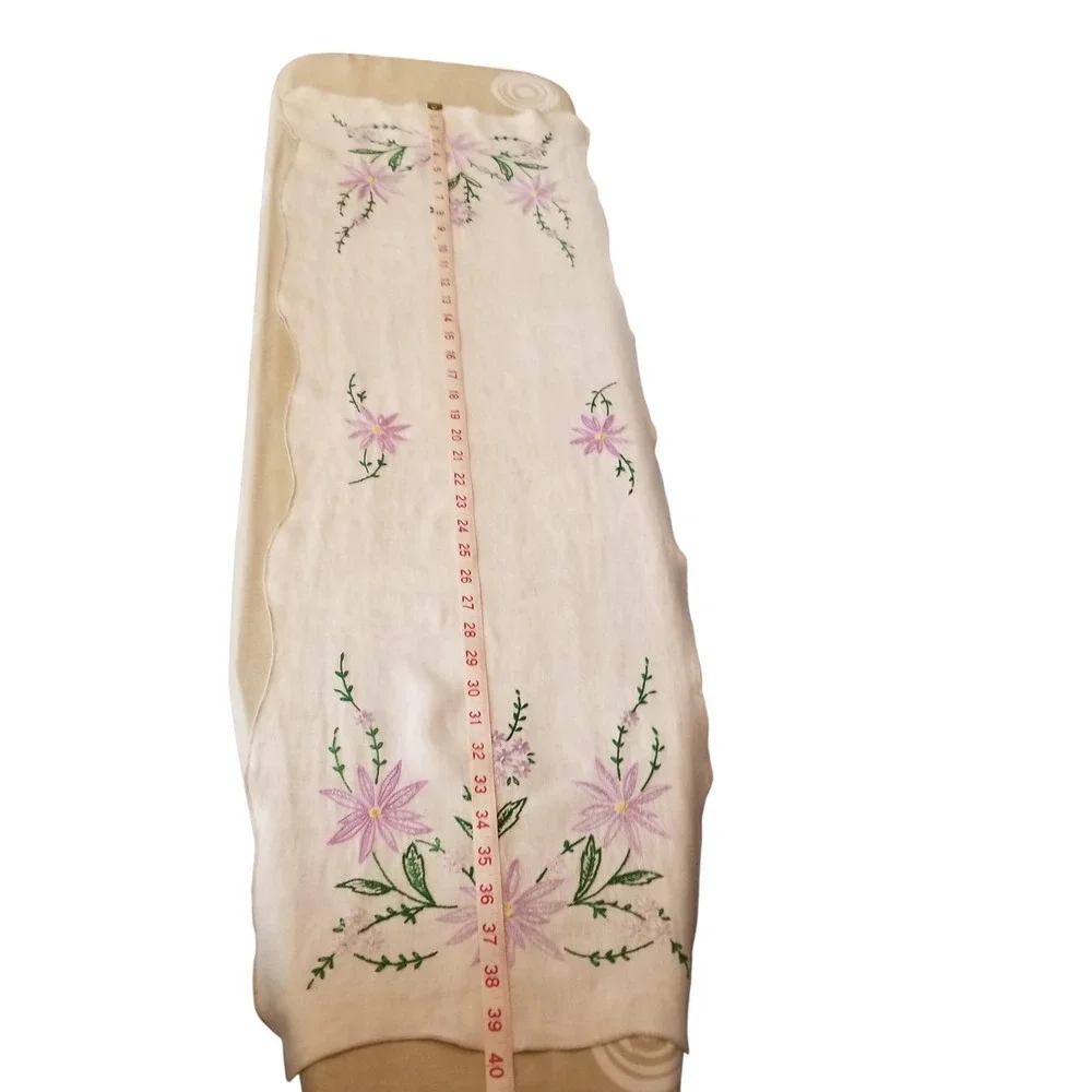 Vintage Hand Embroidered Floral‎ Linen Table Runner White Purple Scalloped Edge